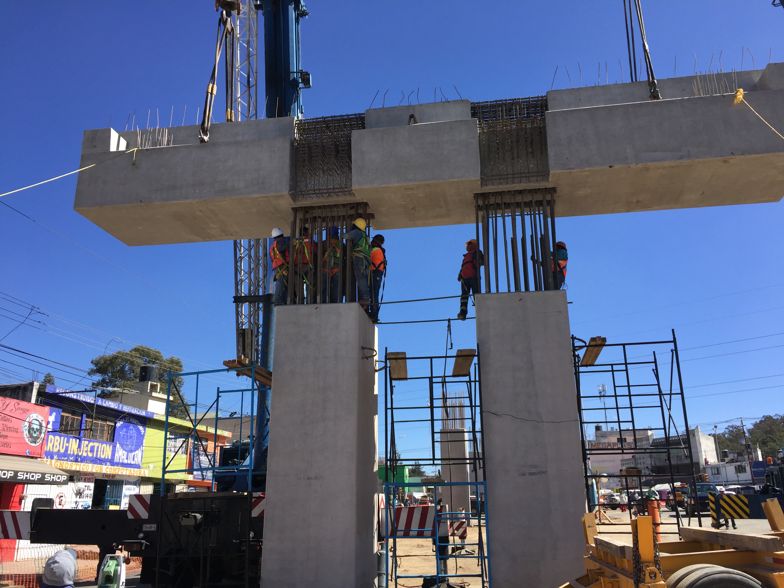 Maquinaria pesada trabajando en gran obra de infraestructura PUTMA